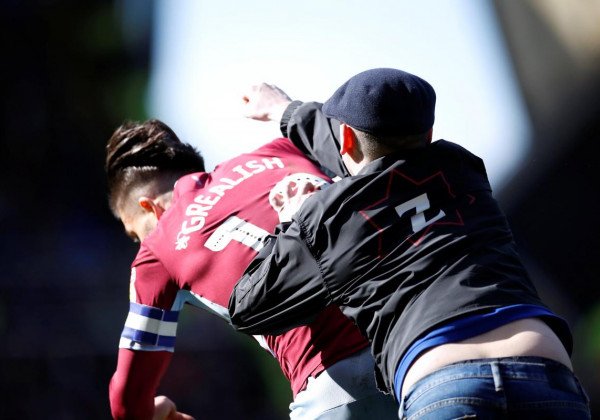 В Англии фанат прямо на поле врезал капитану Астон Виллы