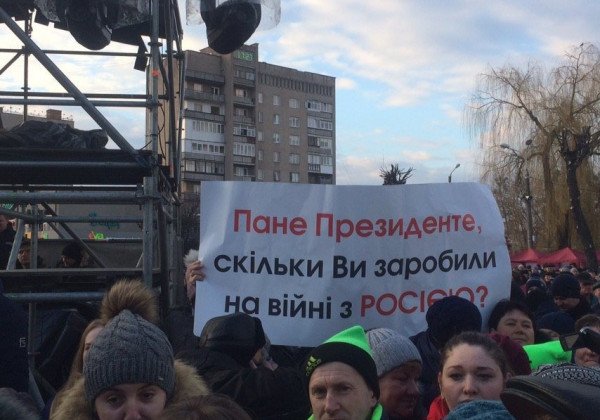 Вырванные плакаты, вопросы о коррупции и оборонке: как Порошенко посетил Ковель