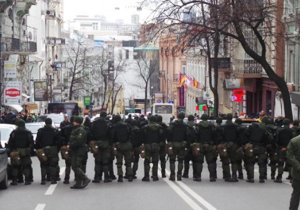 Перед митингом Порошенко в Киеве полицейские проверяли надписи на плакатах