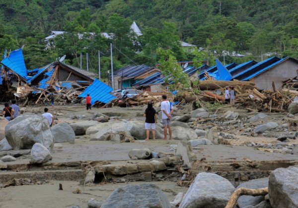 Под сотню жертв и провинция в руинах: появились фото разрушительного наводнения в Индонезии