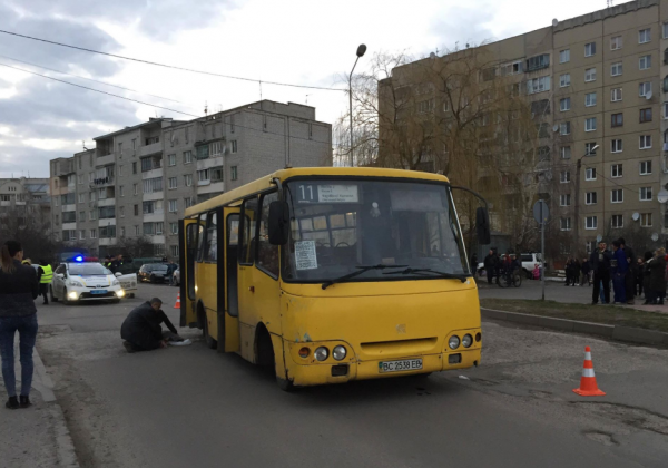 Во Львове маршрутка убила школьницу, опубликованы фото и видео с места трагедии