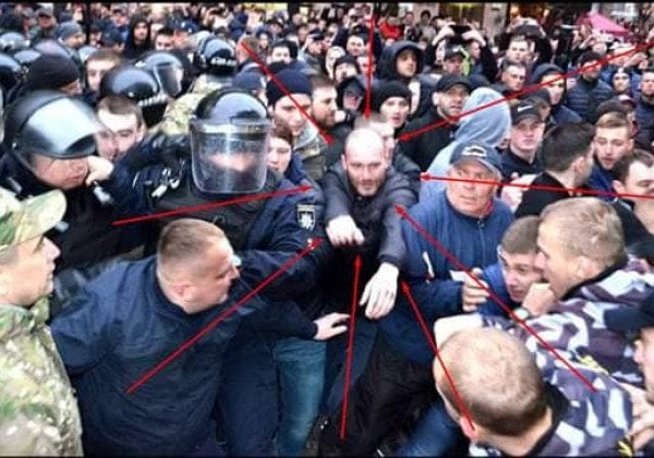 На митинге Порошенко в Ивано-Франковске "титушки" напали на журналиста