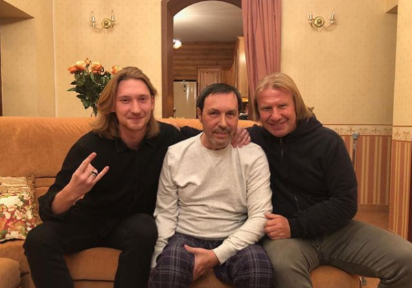 Разбитый инсультом певец Носков впервые появился на публике