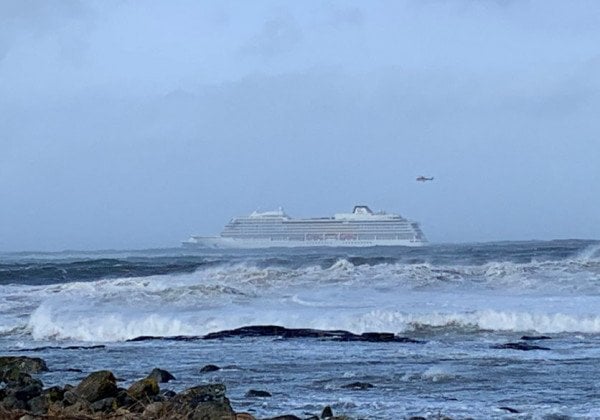 Пол ходуном и падающий потолок: у берегов Норвегии терпит бедствие круизный лайнер