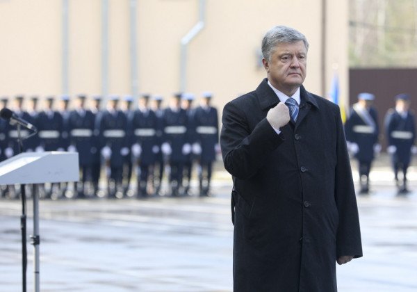 С нацполицией и журналистами: вслед за Зеленским анализы прибыл сдавать Порошенко. Трансляция