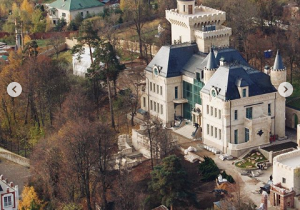 Галкин показал семейный замок с высоты птичьего полета