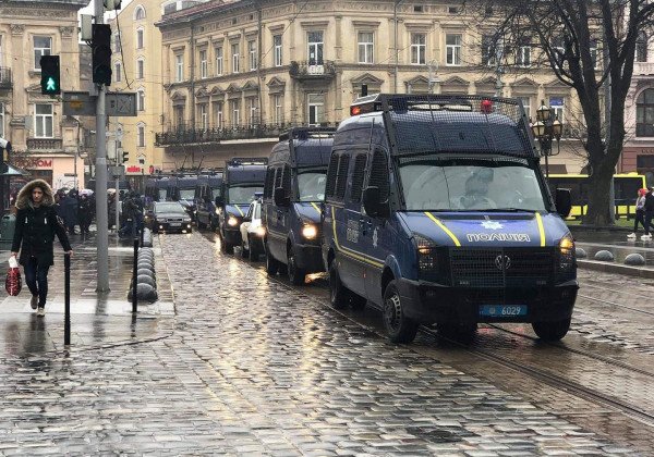 Порошенко едет во Львов: парализованный центр, кордоны полиции и военные на "подтанцовке"