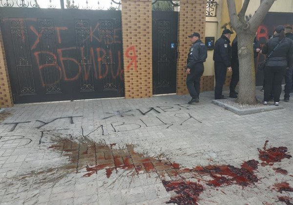 "Здесь живет убийца": в Херсоне забросали петардами дома Мангера и Рищука