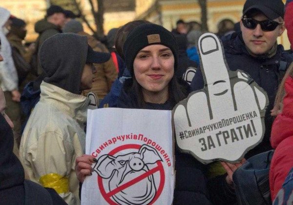 "Пока мы воевали, Свинарчуки Порошенко грабили": во Львове президенту устроили "теплый" прием