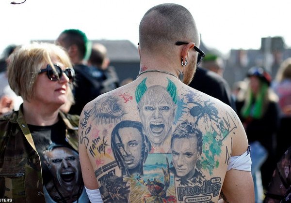 Как на концерте: солиста Prodigy Флинта провели в последний путь