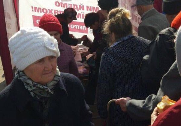 "Хоть бы по рошеновскому торту давал": в Сети возмутились из-за раздачи гречки в Кривом Роге в "день тишины"