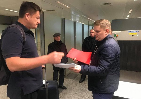 Главе Госрезерва прямо в аэропорту вручили обвинительный акт