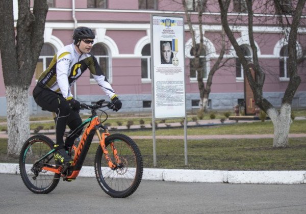 Мэр Киева Виталий Кличко приехал голосовать на выборах Президента Украины на велосипеде