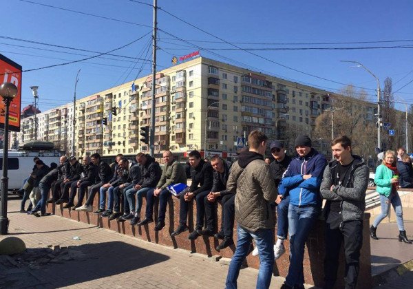 Возле ЦИК заметили стаи "титушек"