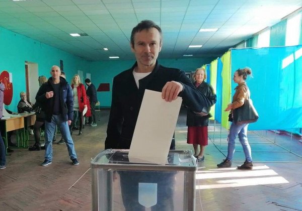 "Не по приколу": Святослав Вакарчук проголосовал на выборах президента