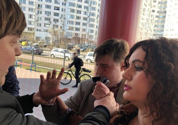 "Подправил лицо": в Киеве на избирательном участке избили скандального блогера
