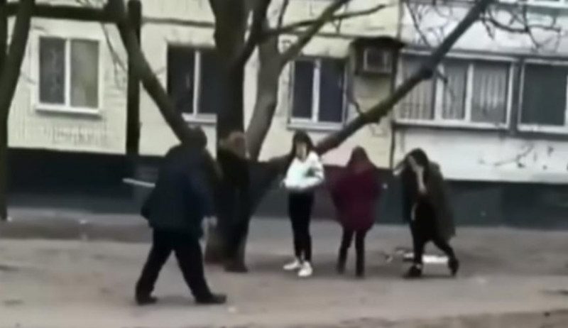 "Стадо гопников": в Днепре подростки устроили издевательства над пенсионером с палочкой