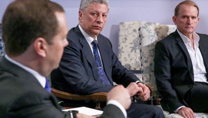 Посланные посланцы: о чем говорит визит Медведчука и Бойко в Москву