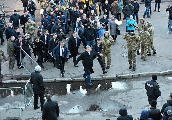 Петр Порошенко не убегал с митинга в Житомире, подчеркнул спикер президента Петр Порошенко не убегал с митинга в Житомире, подчеркнул спикер президента