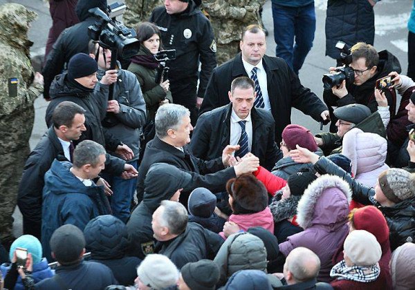 Петр Порошенко не убегал с митинга в Житомире, подчеркнул спикер президента Петр Порошенко не убегал с митинга в Житомире, подчеркнул спикер президента