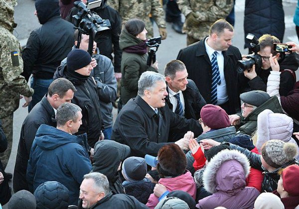 Петр Порошенко не убегал с митинга в Житомире, подчеркнул спикер президента Петр Порошенко не убегал с митинга в Житомире, подчеркнул спикер президента