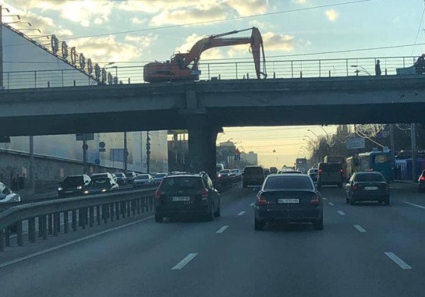 В Киеве из-за разбора Шулявского моста ряд улиц сковали пробки В Киеве из-за разбора Шулявского моста ряд улиц сковали пробки