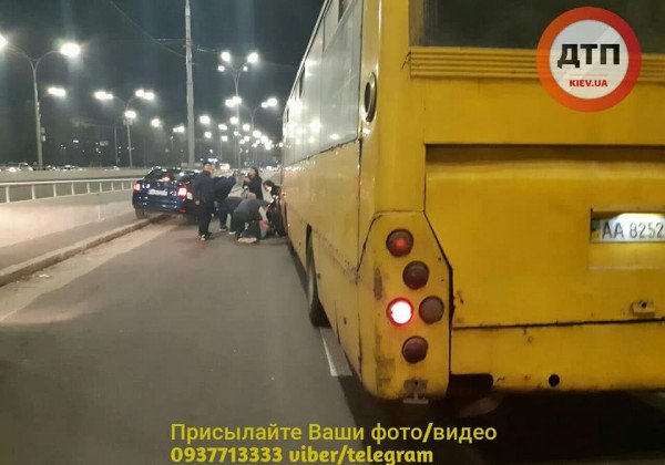 В Киеве автобус проехал на красный и на переходе сбил людей В Киеве автобус проехал на красный и на переходе сбил людей