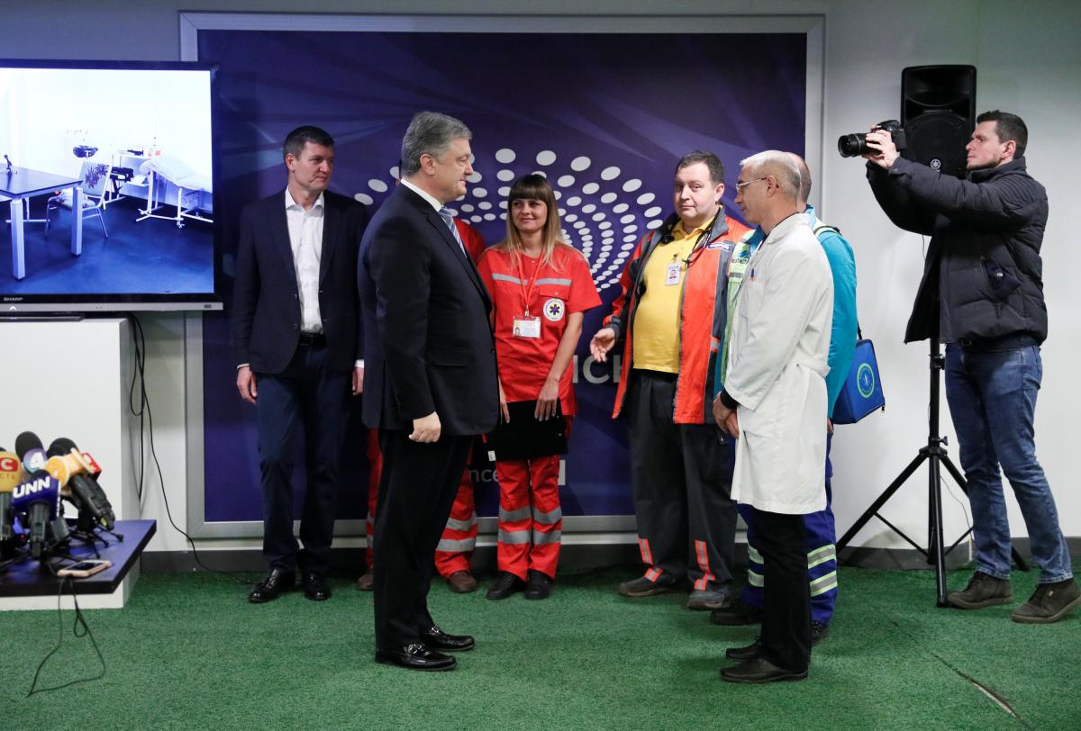 Петр Порошенко сдал кровь на анализы