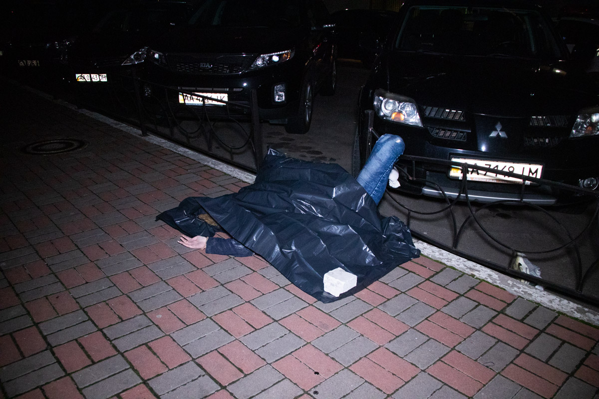 В Киеве девушка погибла в результате падения с 11 этажа дома В Киеве девушка погибла в результате падения с 11 этажа дома