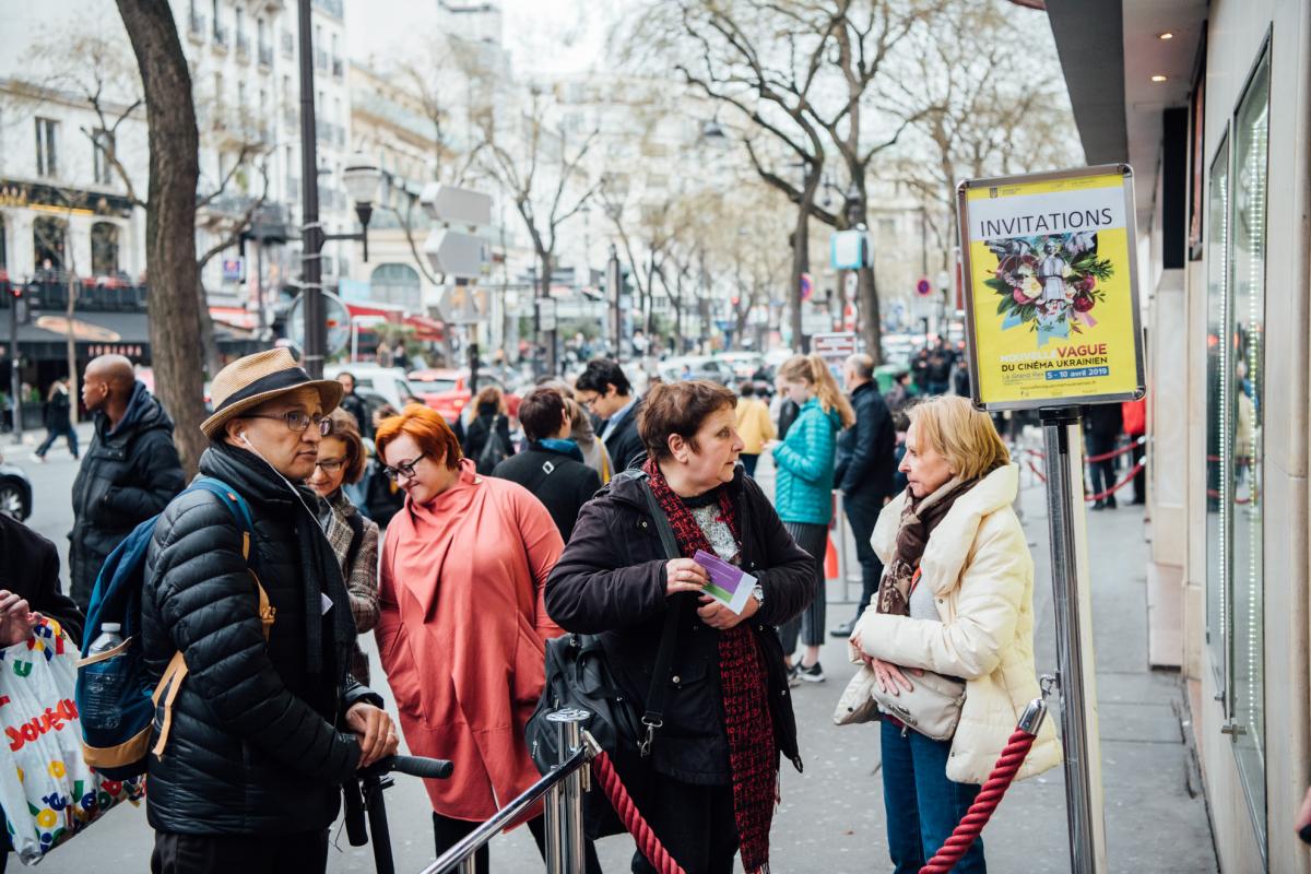 Очередь на входе кинотеатра Le Grand Rex Paris