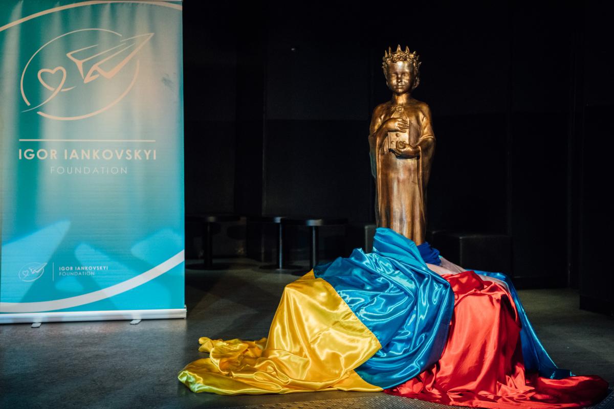 Памятник дочери князя Ярослава Мудрого - Анне Киевской