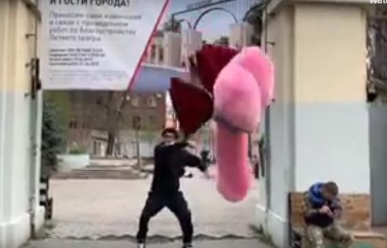 В Мустафу Найема швырнули фаллоимитатор