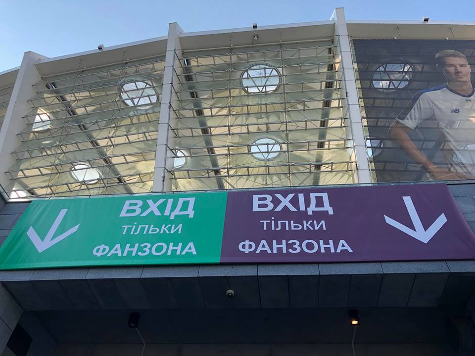 В Киеве перед дебатами Владимира Зеленского и Петра Порошенко перекрыли ряд улиц
