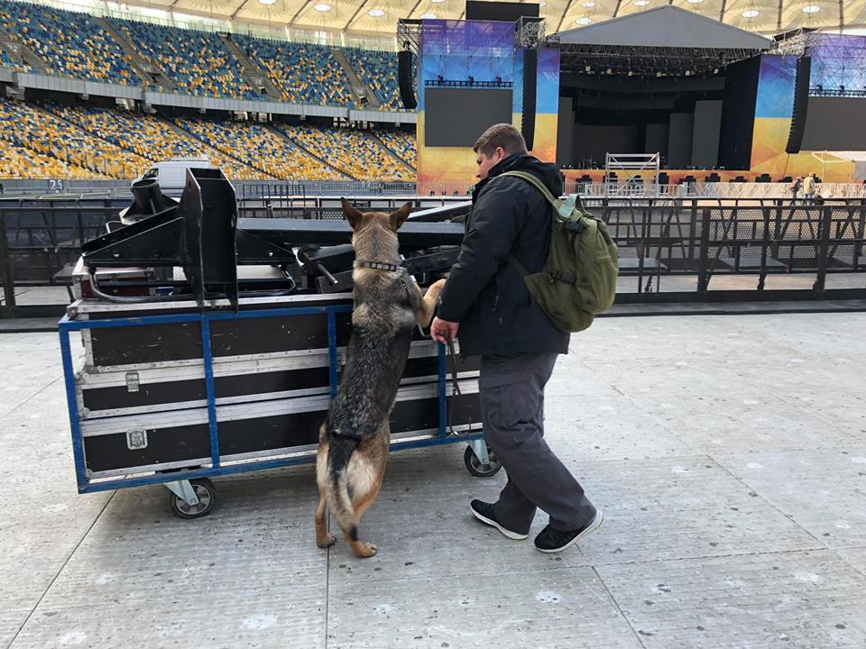 В Киеве перед дебатами Владимира Зеленского и Петра Порошенко перекрыли ряд улиц