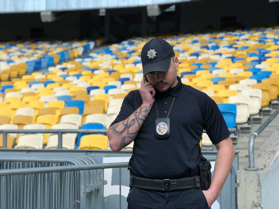 В Киеве перед дебатами Владимира Зеленского и Петра Порошенко перекрыли ряд улиц