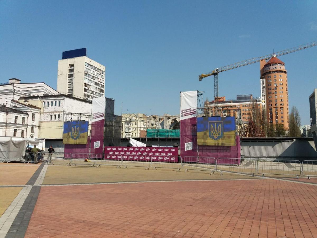 В Киеве перед дебатами Владимира Зеленского и Петра Порошенко перекрыли ряд улиц