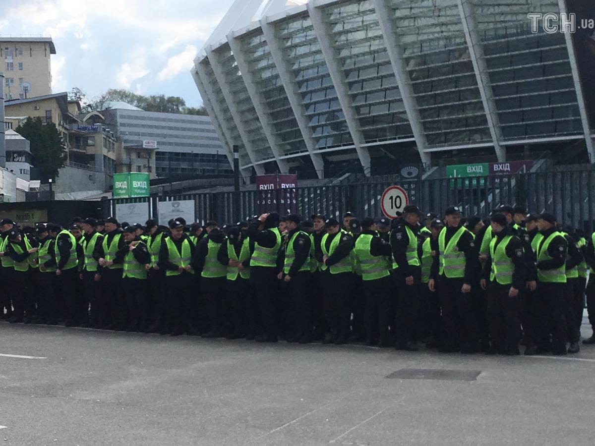 В Киеве перед дебатами Владимира Зеленского и Петра Порошенко перекрыли ряд улиц
