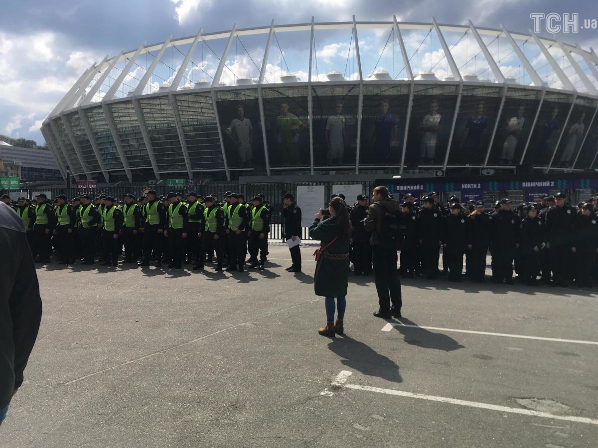 В Киеве перед дебатами Владимира Зеленского и Петра Порошенко перекрыли ряд улиц