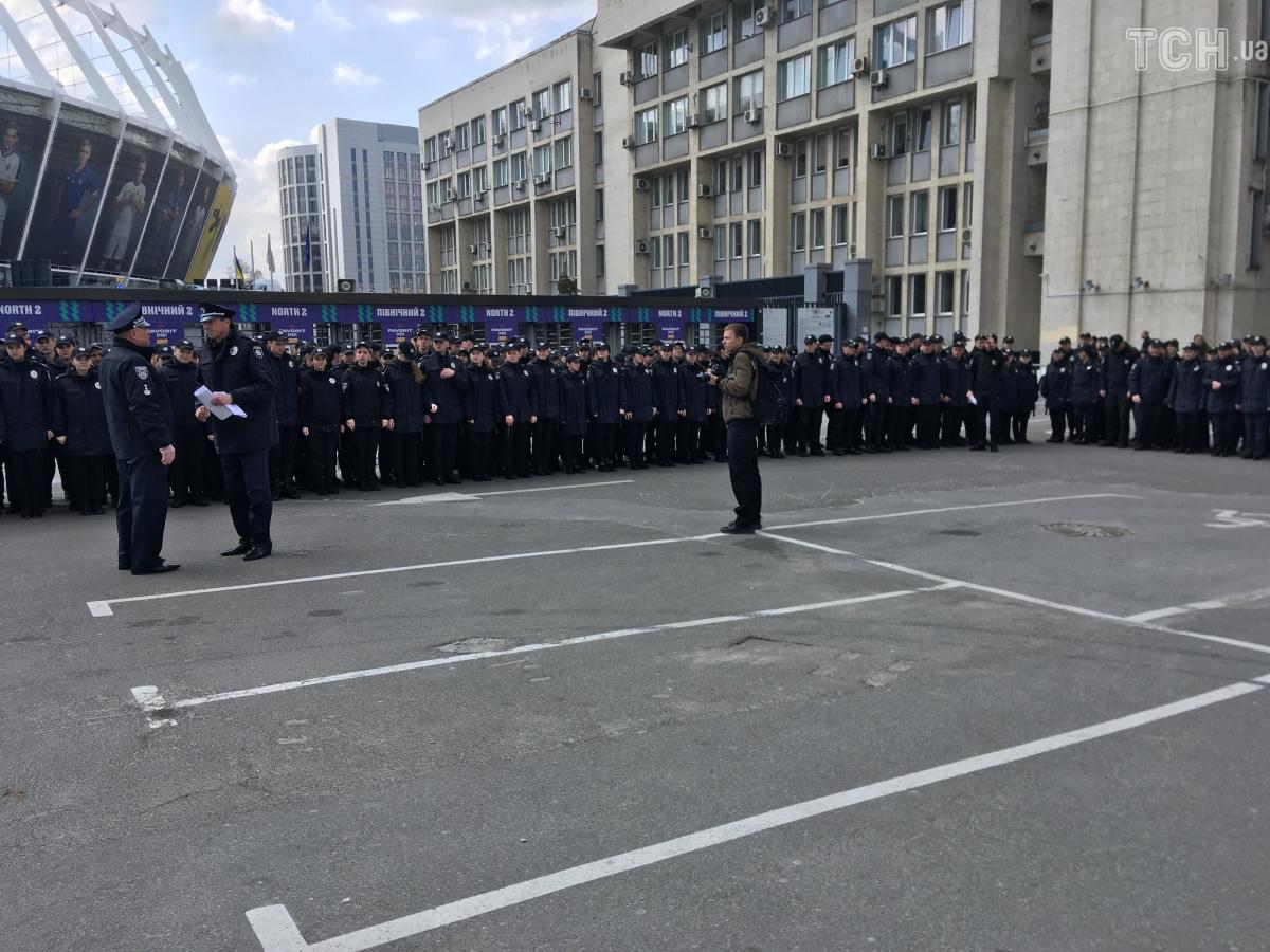 В Киеве перед дебатами Владимира Зеленского и Петра Порошенко перекрыли ряд улиц