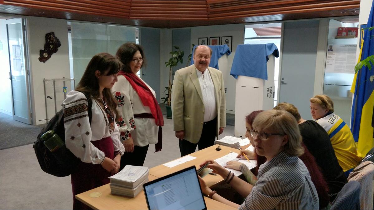 В посольстве Украины в Австралии утром проголосовали десятки украинцев