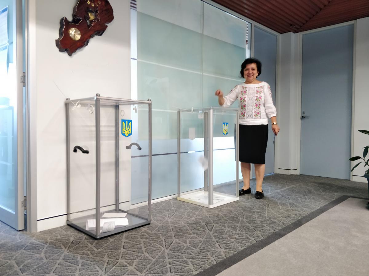 В посольстве Украины в Австралии утром проголосовали десятки украинцев