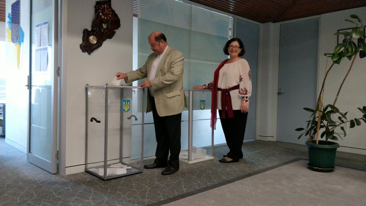 В посольстве Украины в Австралии утром проголосовали десятки украинцев