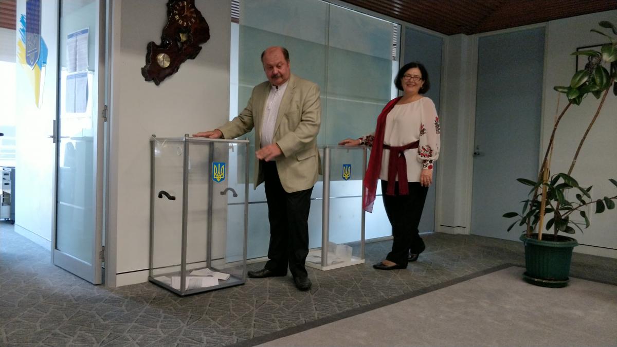 В посольстве Украины в Австралии утром проголосовали десятки украинцев