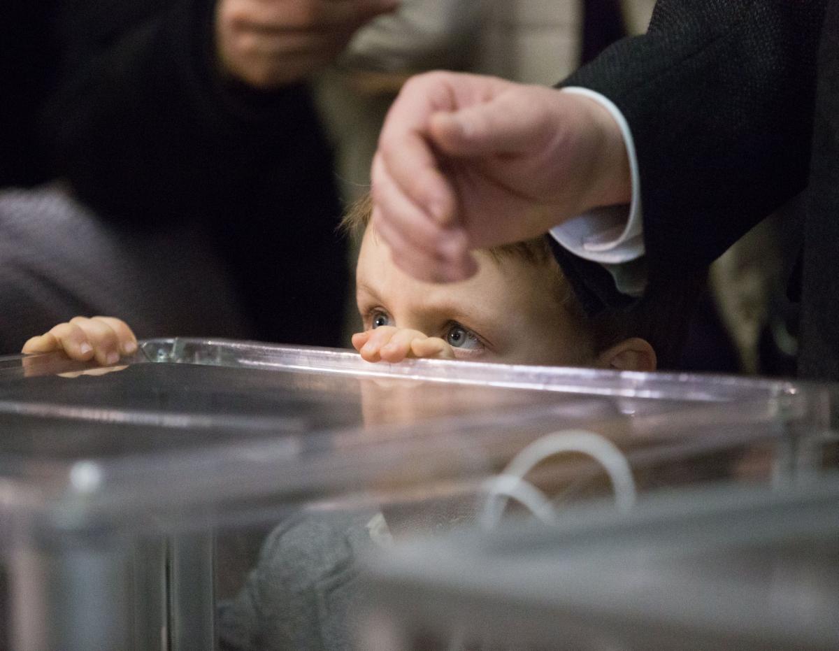 Петр Порошенко с семьей на избирательном участке