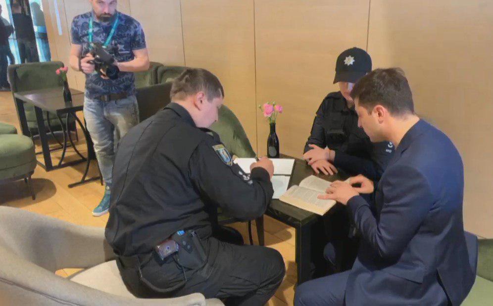 К Владимиру Зеленскому пришла полиция К Владимиру Зеленскому пришла полиция
