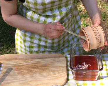 Приготовление соуса барбекю, чтобы дополнить маринад для крылышек и бедрышек Приготовление соуса барбекю, чтобы дополнить маринад для крылышек и бедрышек