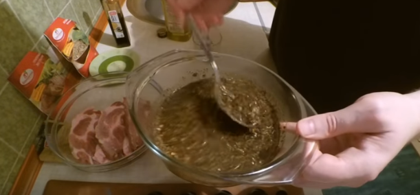Приготовленный маринад для стейка из свинины Приготовленный маринад для стейка из свинины