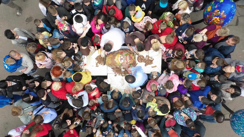 Шоколадная писанка весом 100 кг