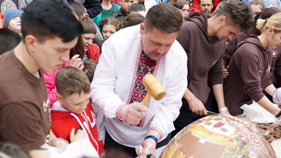 Шоколадная писанка весом 100 кг