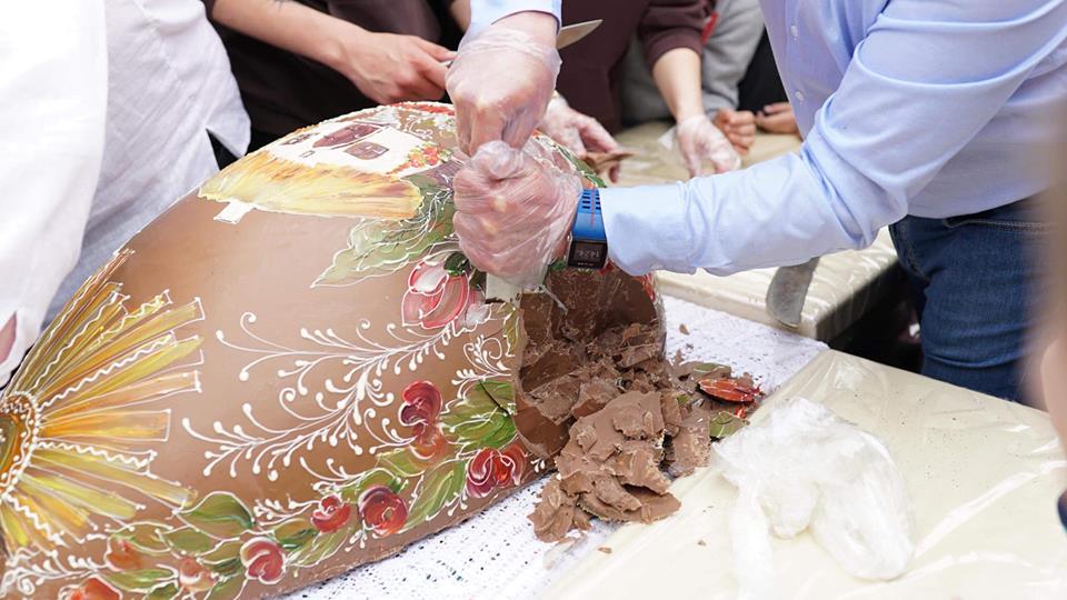 Шоколадная писанка весом 100 кг